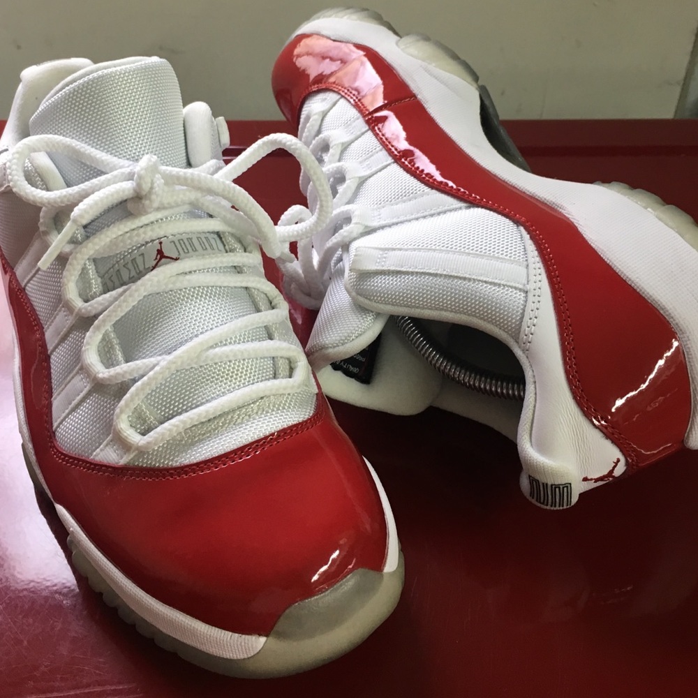 Air Jordan Retro XI low cherry sz 10.5